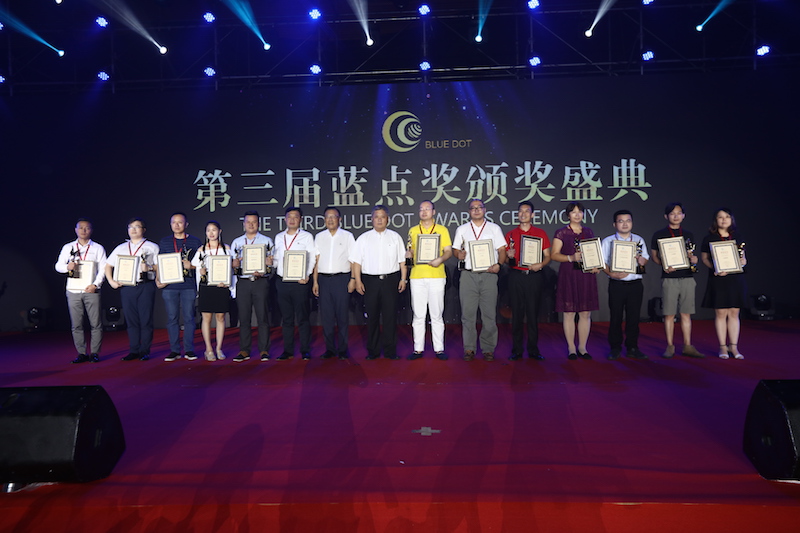 路特威创始人林伟彬先生,荣获第三届蓝点奖的“卓越企业家”奖项!-唯轮网