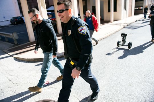 segway的loomo机器人在与美国警察进行安防协作测试-唯轮网