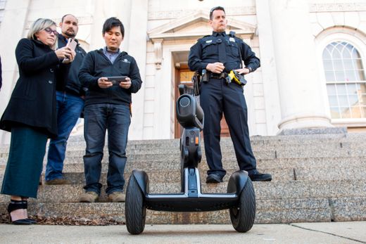 segway的loomo机器人在与美国警察进行安防协作测试-唯轮网